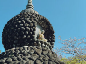 豊前市役所奥の謎の石仏と塔は日本山妙法寺の名残？