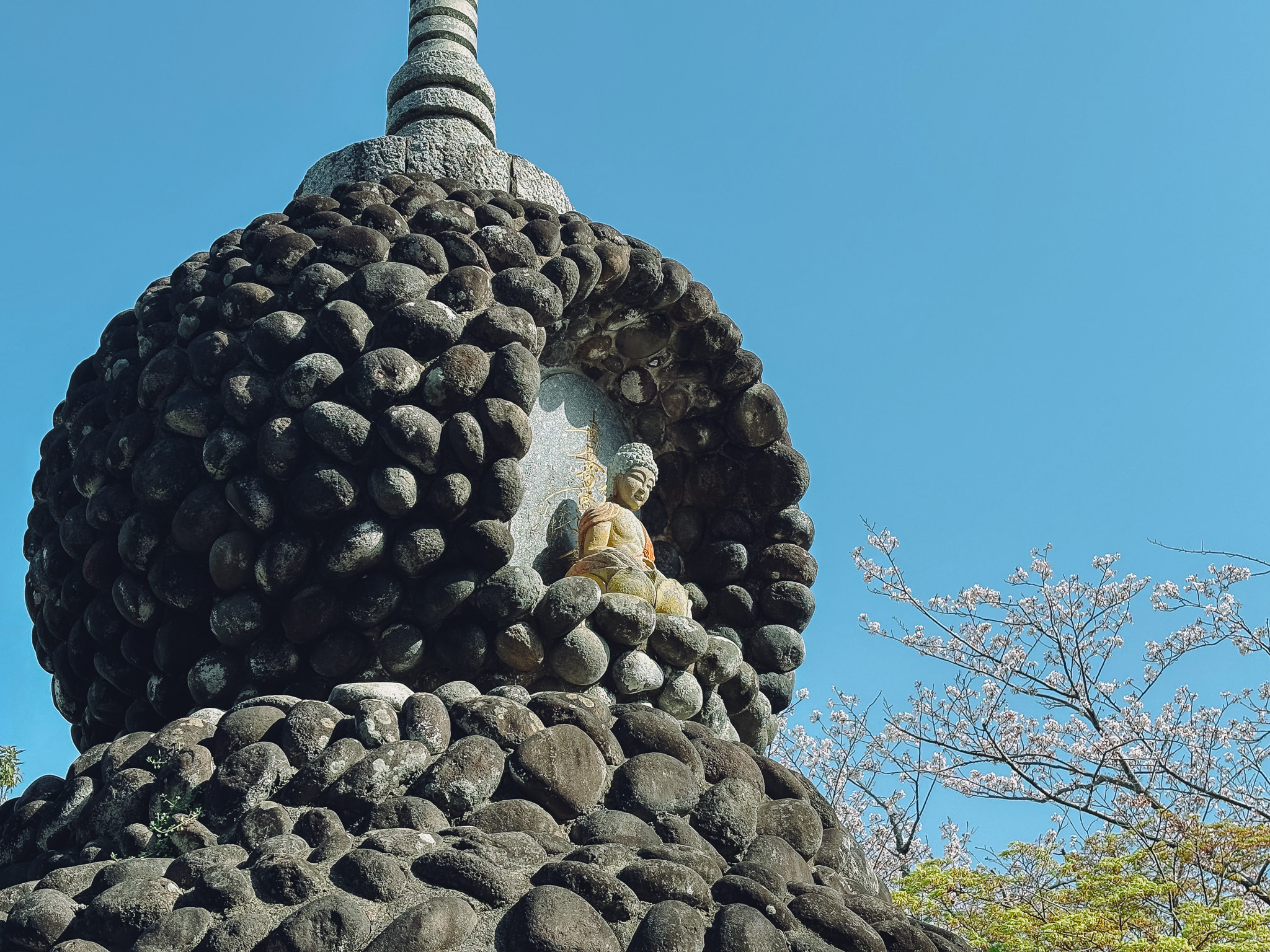 豊前市役所奥の謎の石仏と塔は日本山妙法寺の名残？