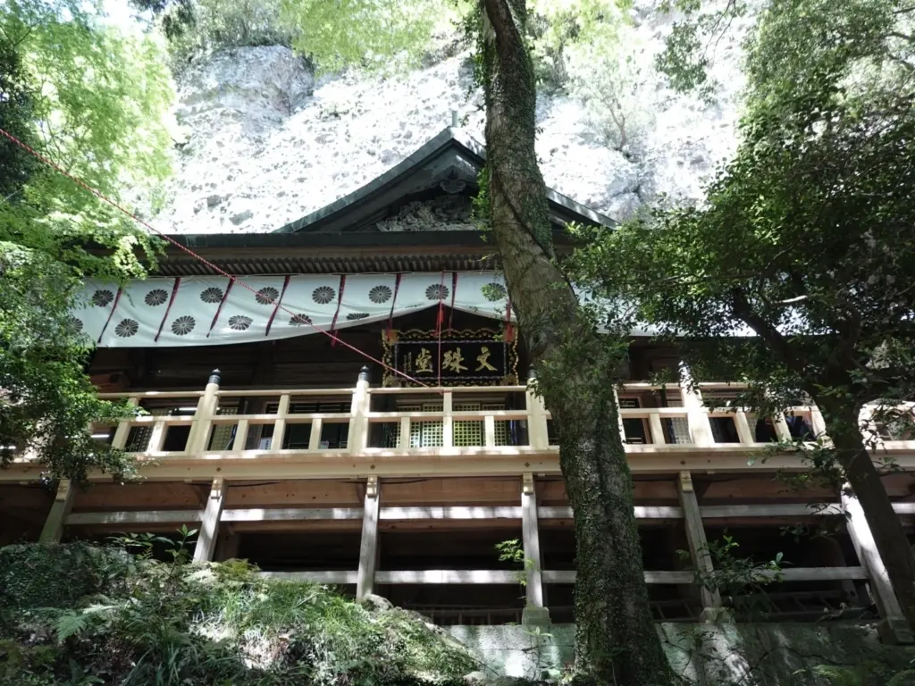 国東半島・文殊仙寺奥の院 懸造りと言って崖に建てられている。ドキドキ。