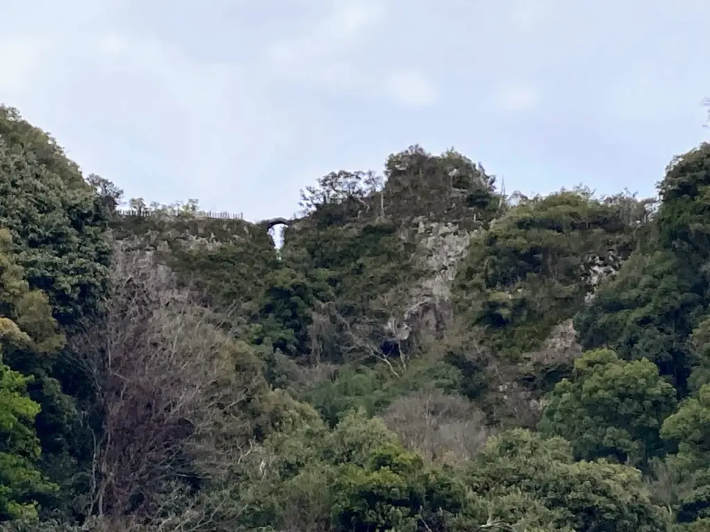 国東半島・絶壁にかかる天念寺の無明橋。修験者の修行の道がロングトレイルのベース