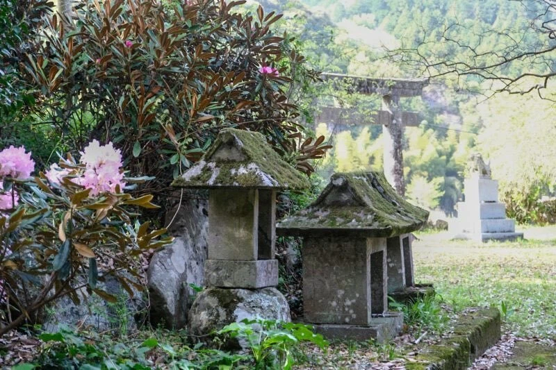 豊前市 上川底 貴船神社の苔むした石の祠