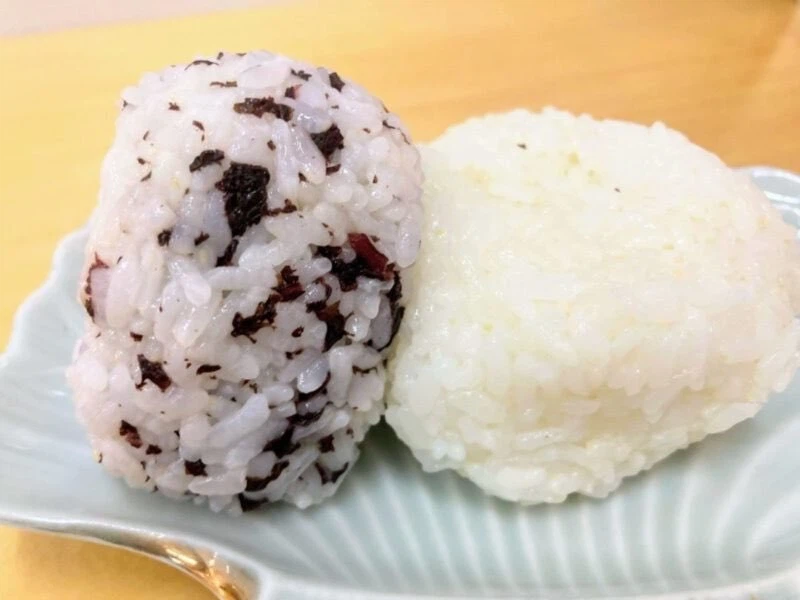 豊後高田市 こっとん村のマダムたちが手作りする地元産米のおにぎり(手から何か出ているのかと思うぐらい旨い)