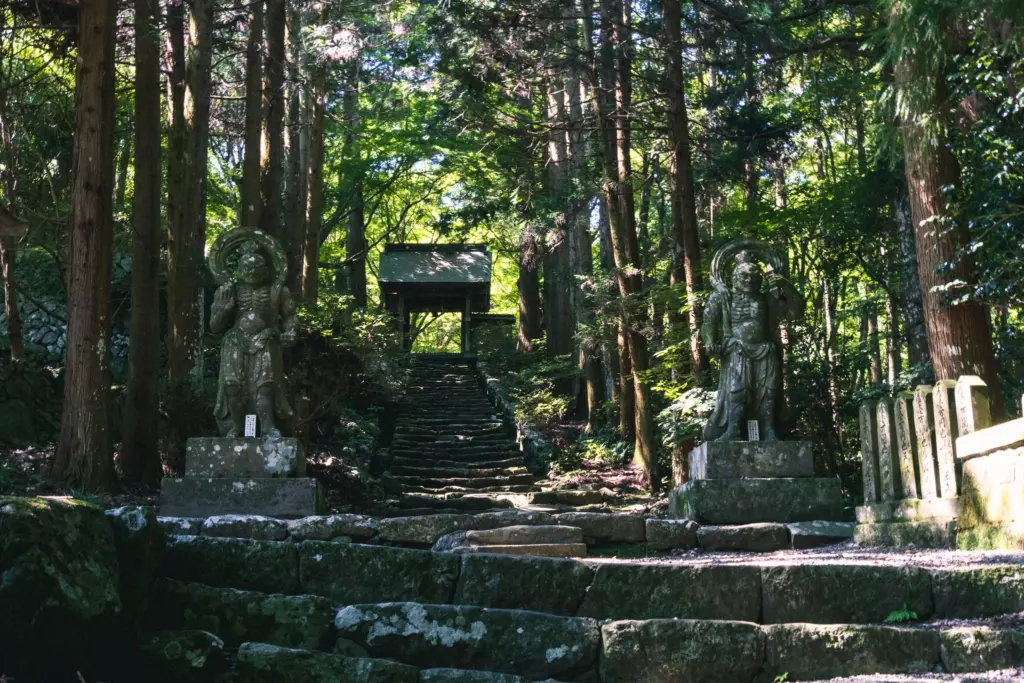 国東半島の中央・両子寺の仁王像。遠近感がおかしくなる大きさ