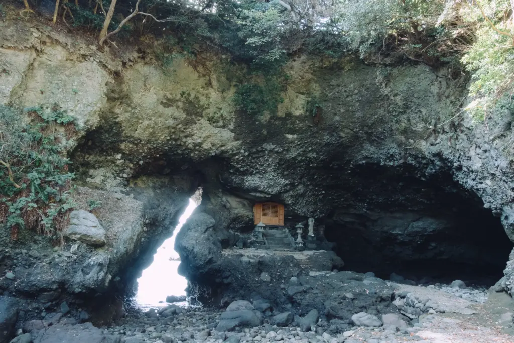 国東半島・長崎鼻の行者洞穴 写真で見るより大きいド迫力