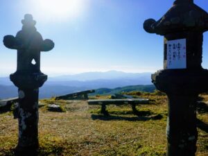 佐賀県の背振神社上宮に気になる石灯籠