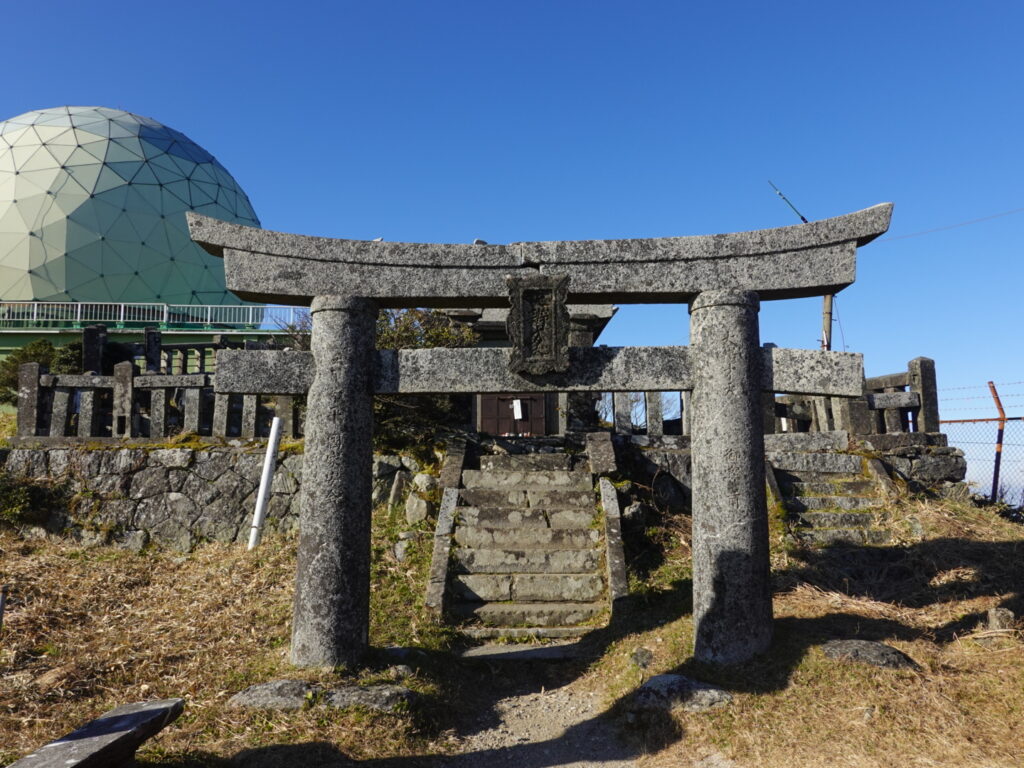 佐賀県の背振神社上宮に気になる石灯籠