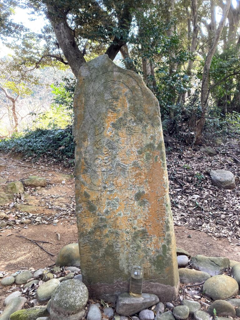 【宗像市】鎮国寺の石碑「鎮国寺阿弥陀如来坐像板碑」