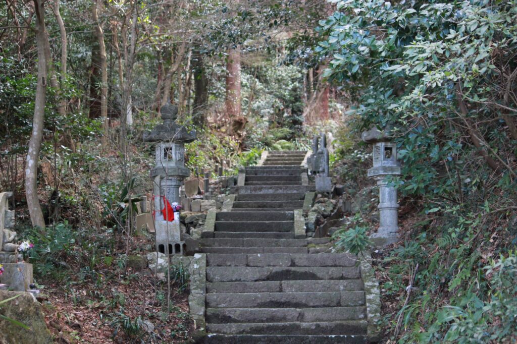 【宗像市】鎮国寺の石碑「鎮国寺阿弥陀如来坐像板碑」