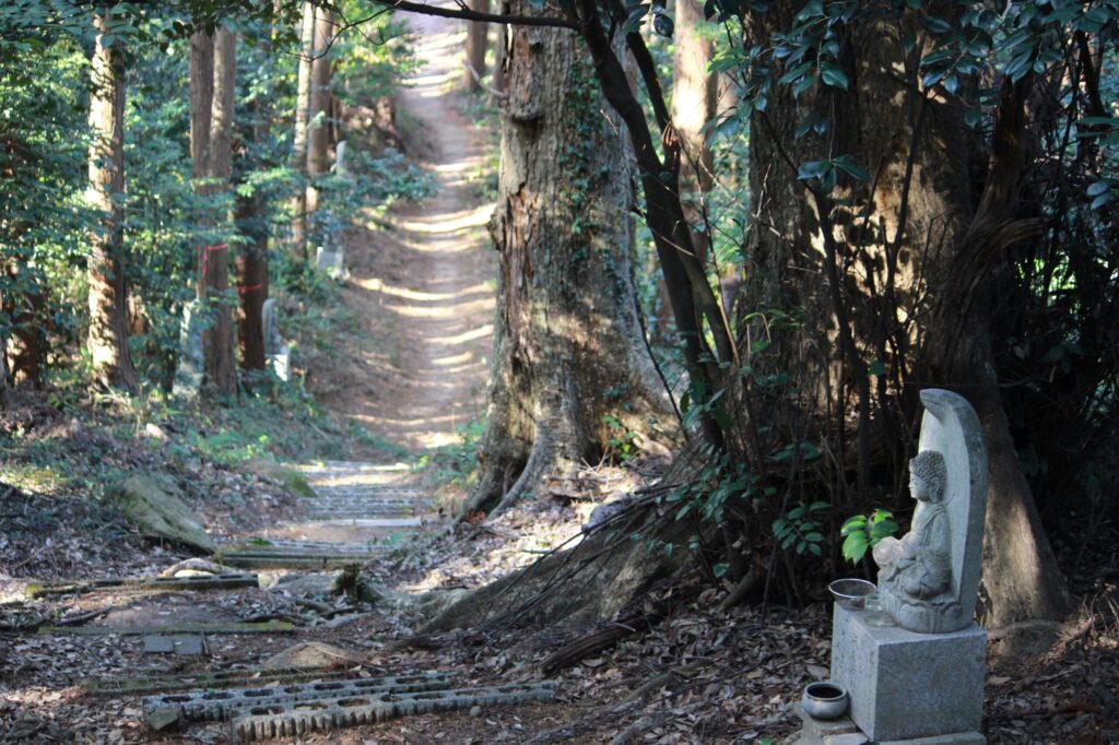 【宗像市】鎮国寺の石碑「鎮国寺阿弥陀如来坐像板碑」