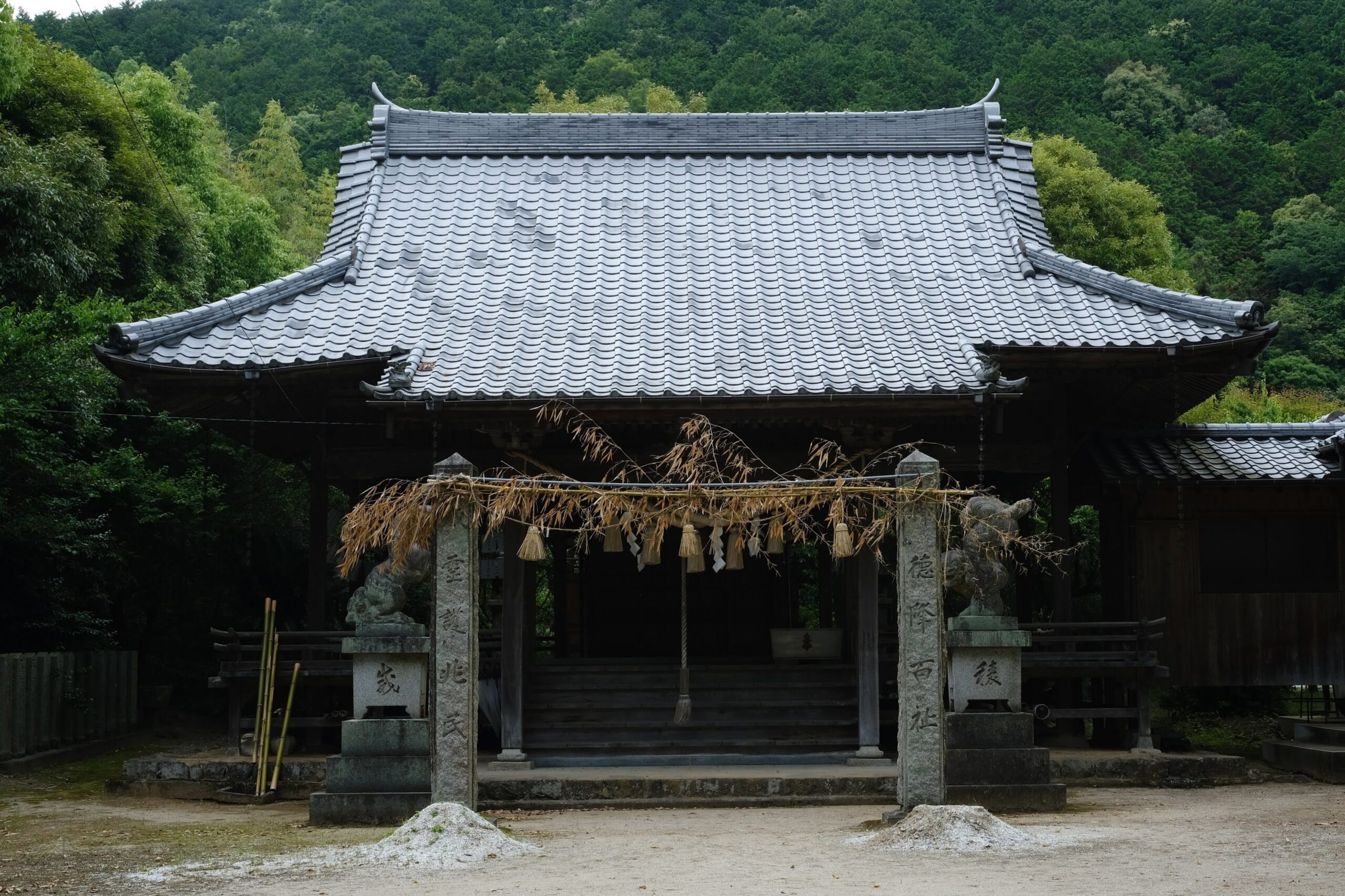 神社の入口にある二本の石柱の名前は「標柱（しめばしら）」