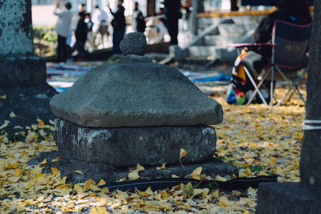 【大分県中津市】丹生神社貴船宮の右三つ巴紋と崩れた石灯籠の跡