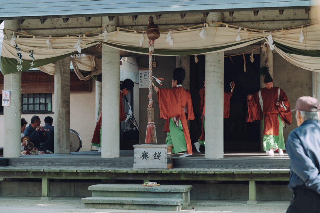【大分県中津市】中殿貴船神社かまぎ餅神事 蛎瀬神楽奉納へ
