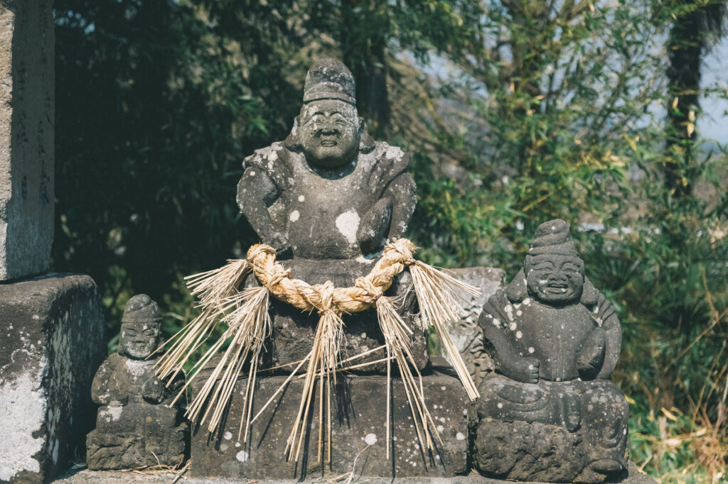 【うきは市】エビス様だらけ？素戔嗚神社の隅に寄せられた沢山の「エビス様」の石像と、街中の「エビス様」の石像の謎