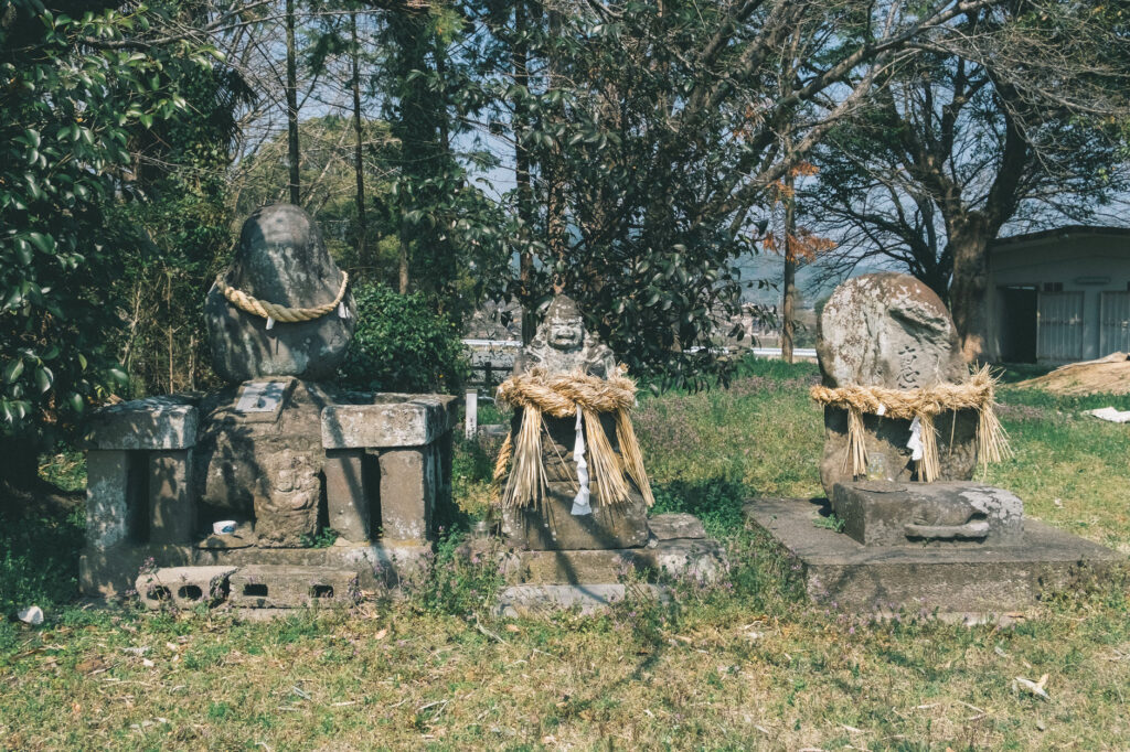 【うきは市】エビス様だらけ？素戔嗚神社の隅に寄せられた沢山の「エビス様」の石像と、街中の「エビス様」の石像の謎
