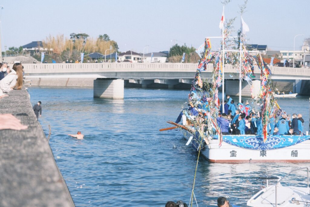 豊後高田の冬の風物詩、ホーランエンヤ。あの勇壮な船の祭りが行われる桂川沿いに、その神社は鎮座しています。