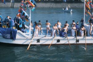 豊後高田の冬の風物詩、ホーランエンヤ。あの勇壮な船の祭りが行われる桂川沿いに、その神社は鎮座しています。