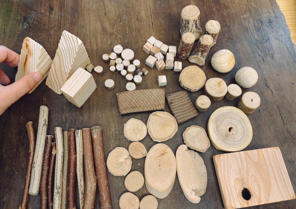 ChatGPTにポストカード用のディスプレイ台のデザインをお願いして手作り[ morriss の素材屋さん アソート小袋使用 ]