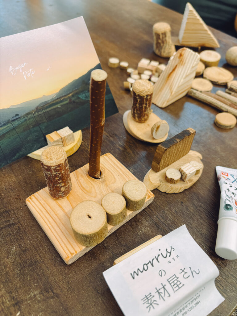 ChatGPTにポストカード用のディスプレイ台のデザインをお願いして手作り[ morriss の素材屋さん アソート小袋使用 ]