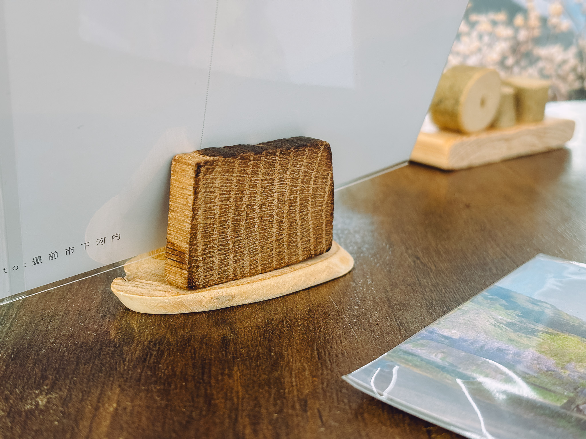 ChatGPTにポストカード用のディスプレイ台のデザインをお願いして手作り[ morriss の素材屋さん アソート小袋使用 ]