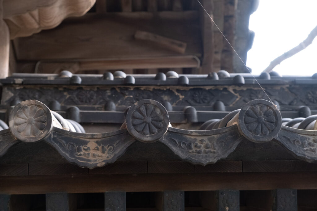 【豊後高田市】勇壮な船の祭り「ホーランエンヤ」が行われる若宮八幡神社(若宮様)にも「右三つ巴紋」