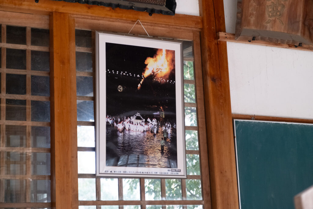 【豊後高田市】勇壮な船の祭り「ホーランエンヤ」が行われる若宮八幡神社(若宮様)にも「右三つ巴紋」