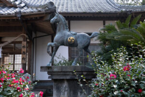 【豊後高田市】勇壮な船の祭り「ホーランエンヤ」が行われる若宮八幡神社(若宮様)にも「右三つ巴紋」