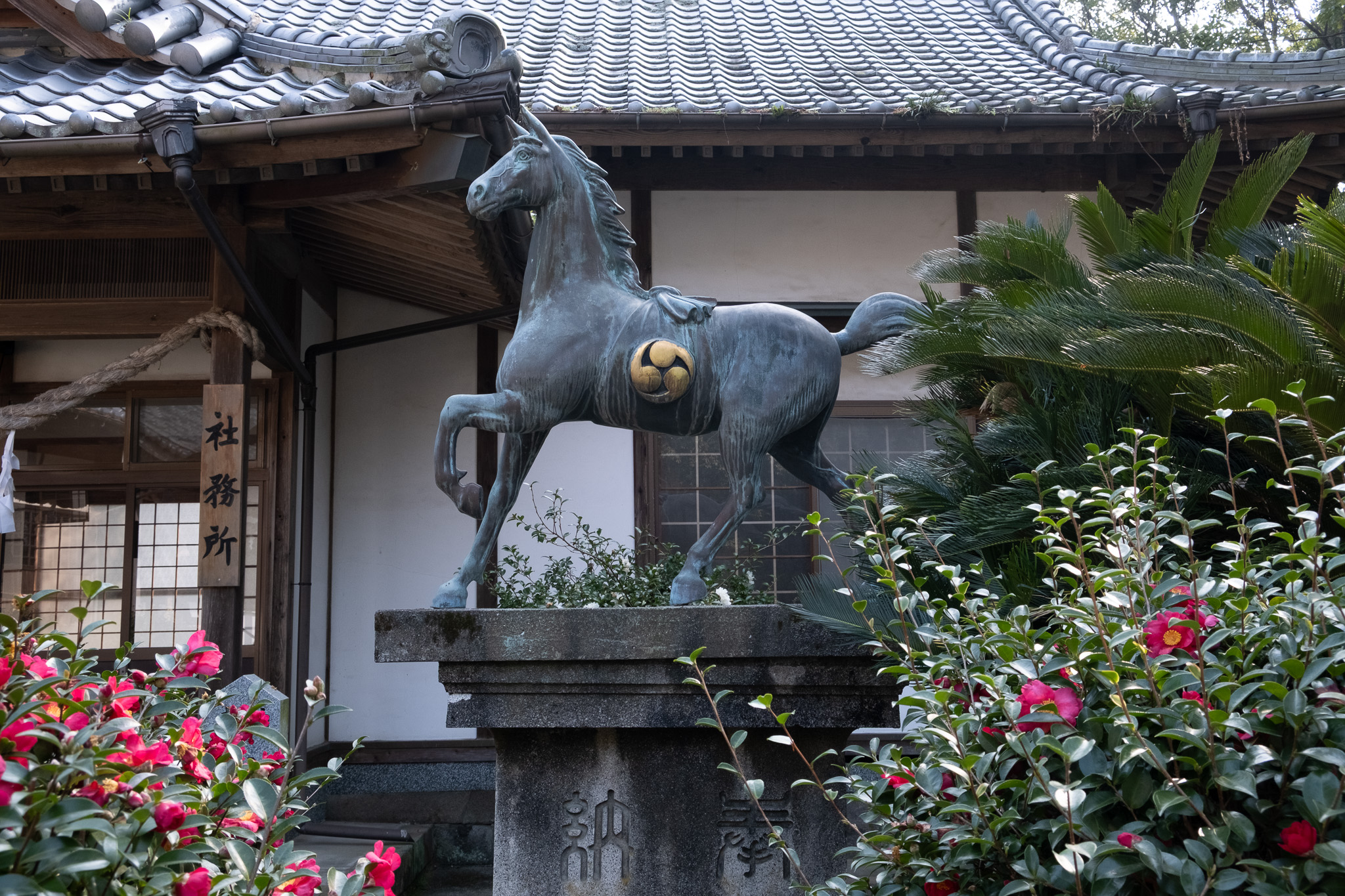 【豊後高田市】勇壮な船の祭り「ホーランエンヤ」が行われる若宮八幡神社(若宮様)にも「右三つ巴紋」