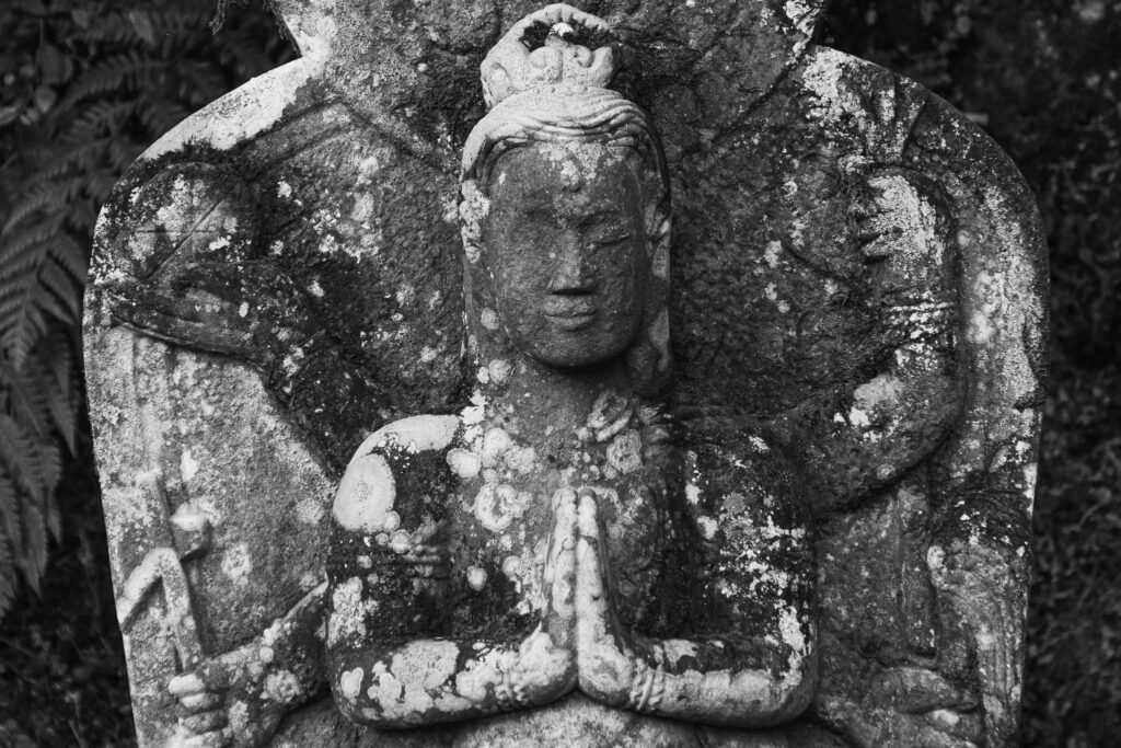 石に刻まれた千のまなざし ──豊前市・千手観音堂の石仏を撮る