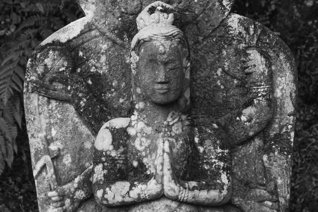 豊前市・千手観音堂の石仏を撮る