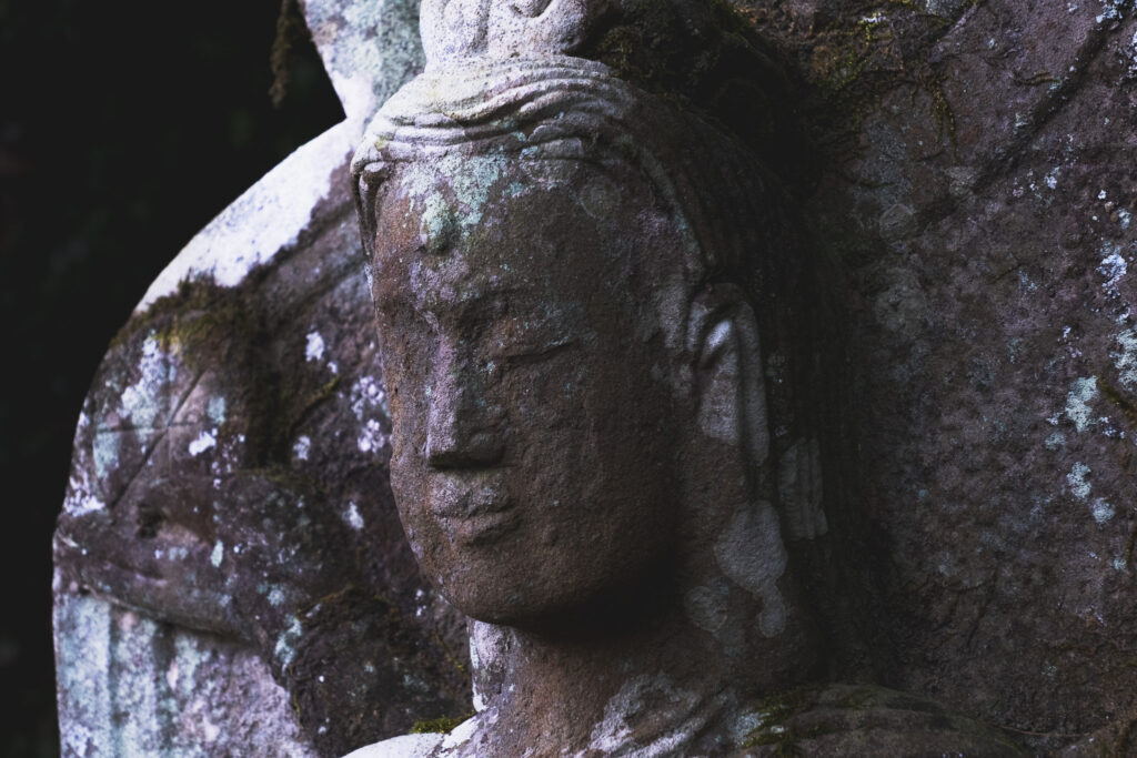 豊前市・千手観音堂の石仏を撮る