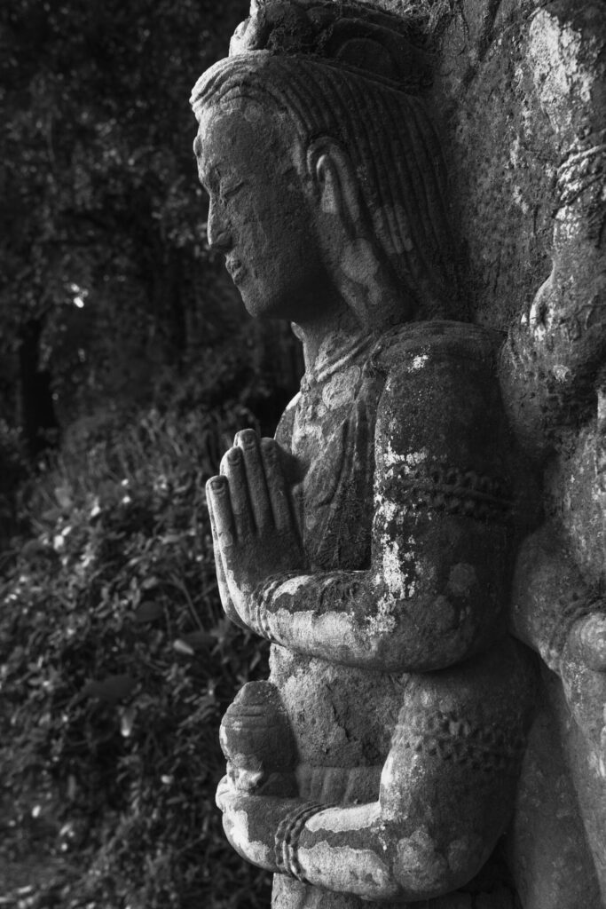 豊前市・千手観音堂の石仏を撮る