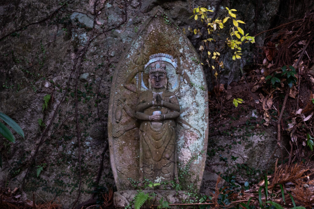 豊前市・千手観音堂の石仏を撮る