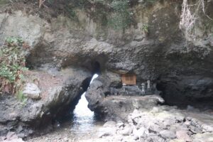 ひとことしか歴史が伝えられていない天然記念物の史跡「行者洞穴」