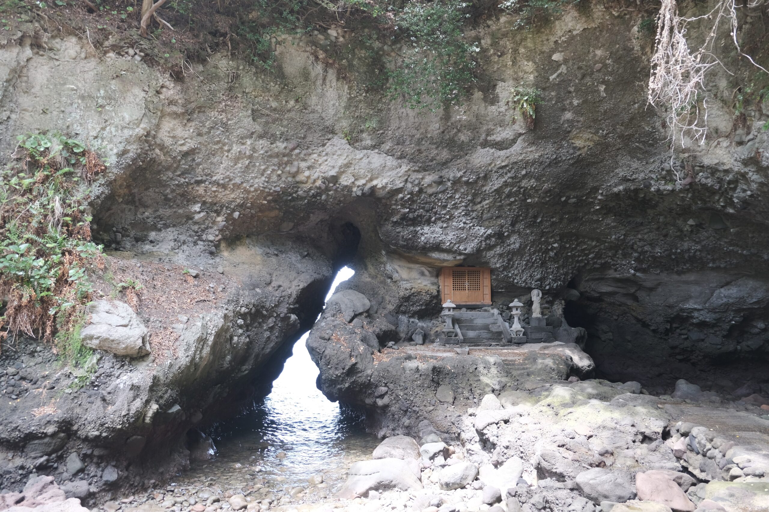 ひとことしか歴史が伝えられていない天然記念物の史跡「行者洞穴」