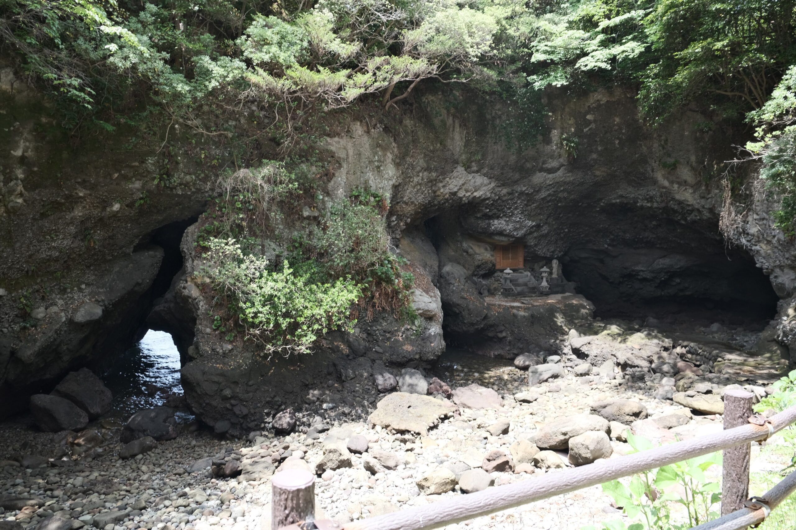 ひとことしか歴史が伝えられていない天然記念物の史跡「行者洞穴」