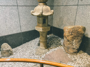 宮島易宮島口駅と宮島口桟橋の間の地下道で見た、名前のない赤い石と春日燈籠