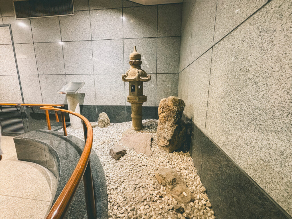 宮島易宮島口駅と宮島口桟橋の間の地下道で見た、名前のない赤い石と春日燈籠１