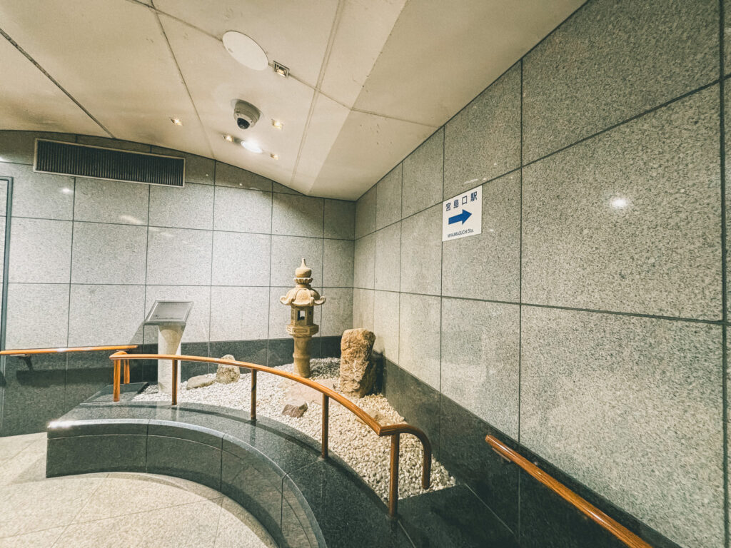 宮島易宮島口駅と宮島口桟橋の間の地下道で見た、名前のない赤い石と春日燈籠