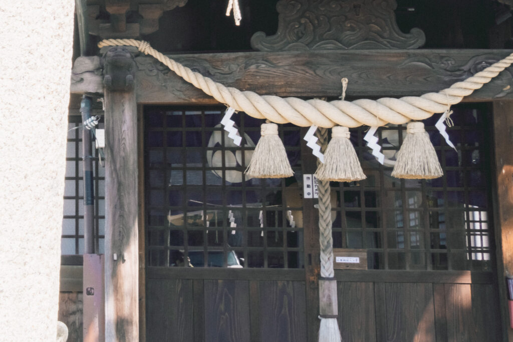 【福岡県北九州市】小倉北区長浜町貴布禰神社 2026年4月撮影記録_拝殿の帷には左三つ巴紋