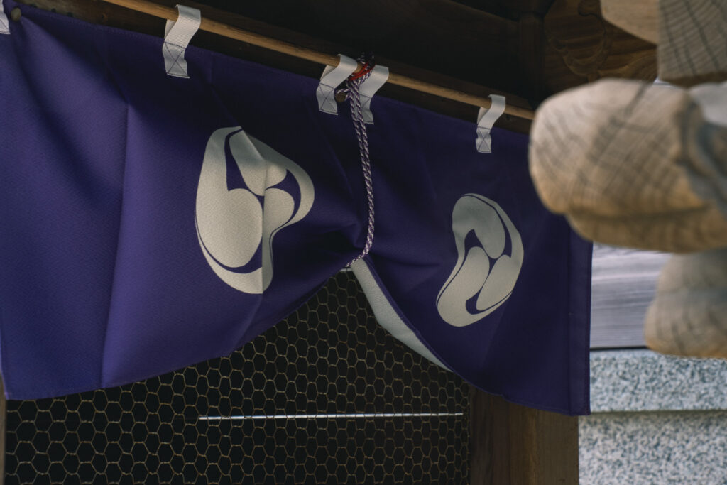 【福岡県北九州市】小倉北区長浜町貴布禰神社 2026年4月撮影記録_境内社に右三つ巴紋