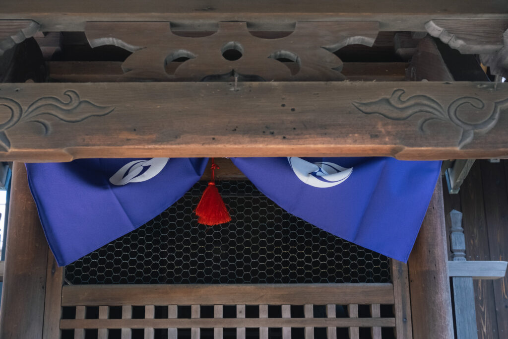 【福岡県北九州市】小倉北区長浜町貴布禰神社 2026年4月撮影記録_境内社に右三つ巴紋と左三つ巴紋左右対象