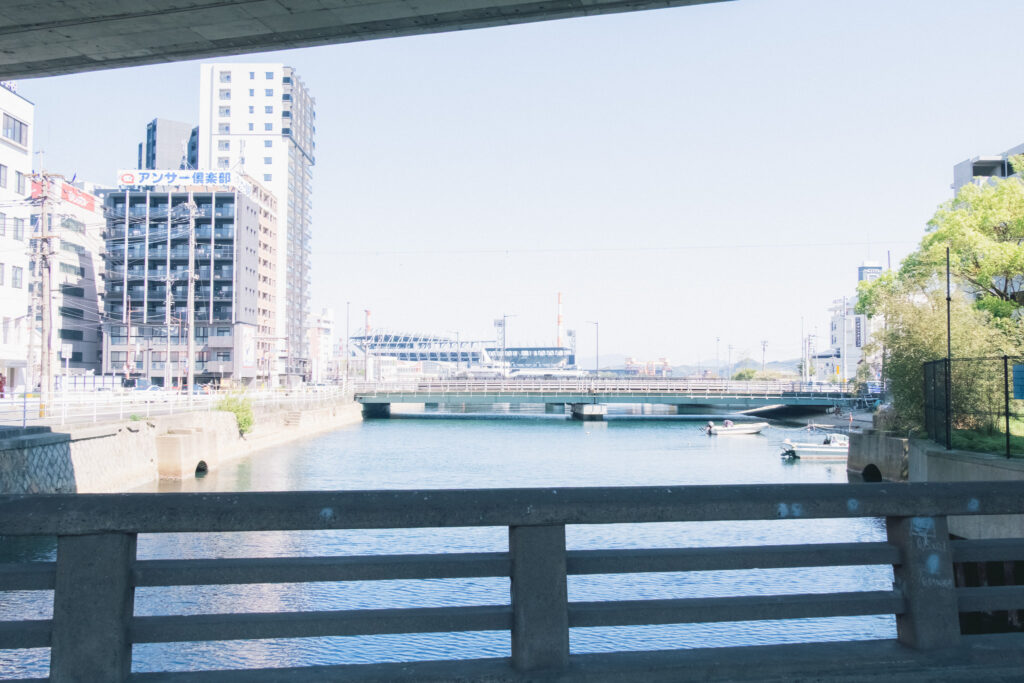 小倉駅近くには川・海