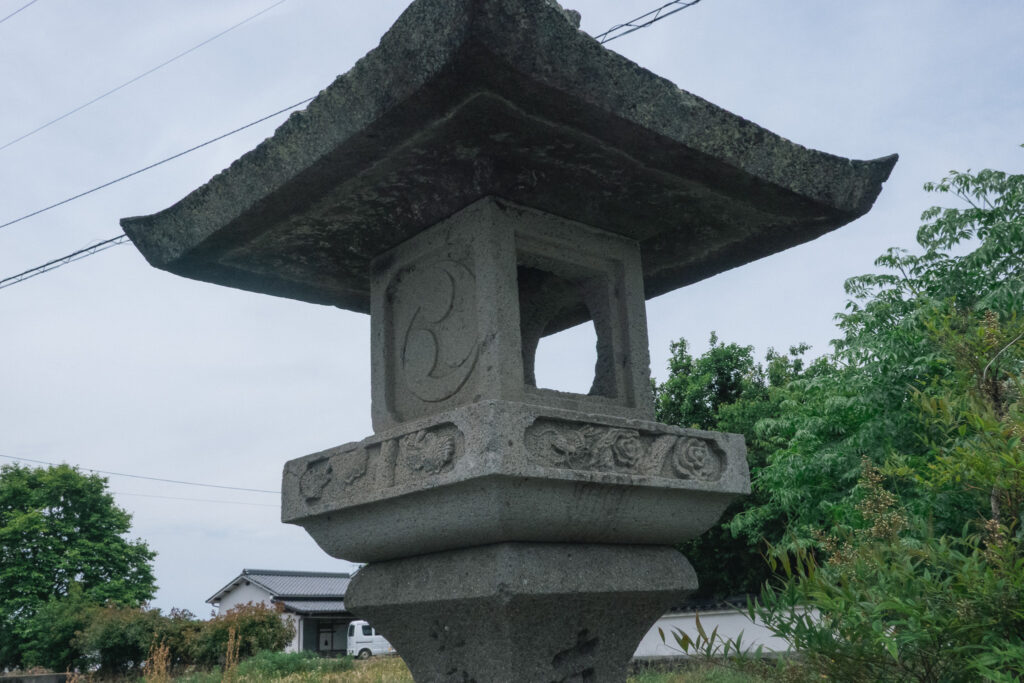 【宇佐市】法鏡寺・貴船神社で見つけた「菊」「右三つ巴紋」「鬼」「雲」「シャチホコ」