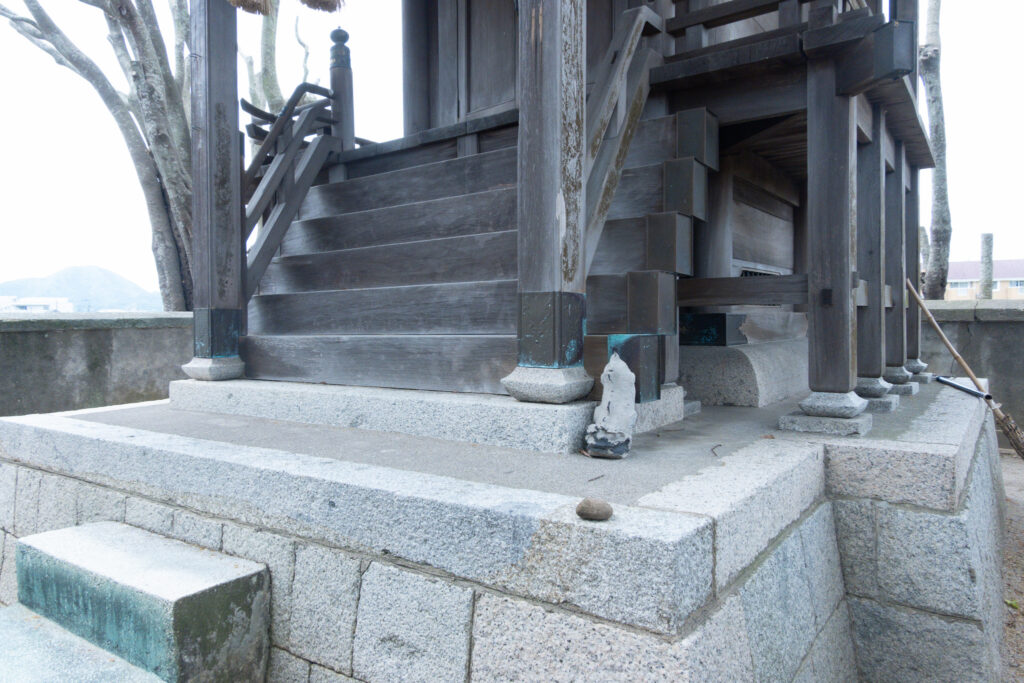 なぜ「鯱（シャチホコ）」が神社の隅に置かれていたのか？みやこ町と宇佐市の事例から浮かぶ共通点は「雌雄」「一対」「阿吽」