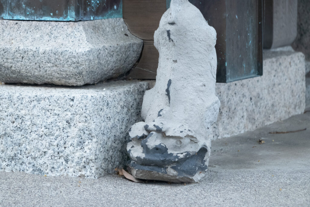 なぜ「鯱（シャチホコ）」が神社の隅に置かれていたのか？みやこ町と宇佐市の事例から浮かぶ共通点は「雌雄」「一対」「阿吽」