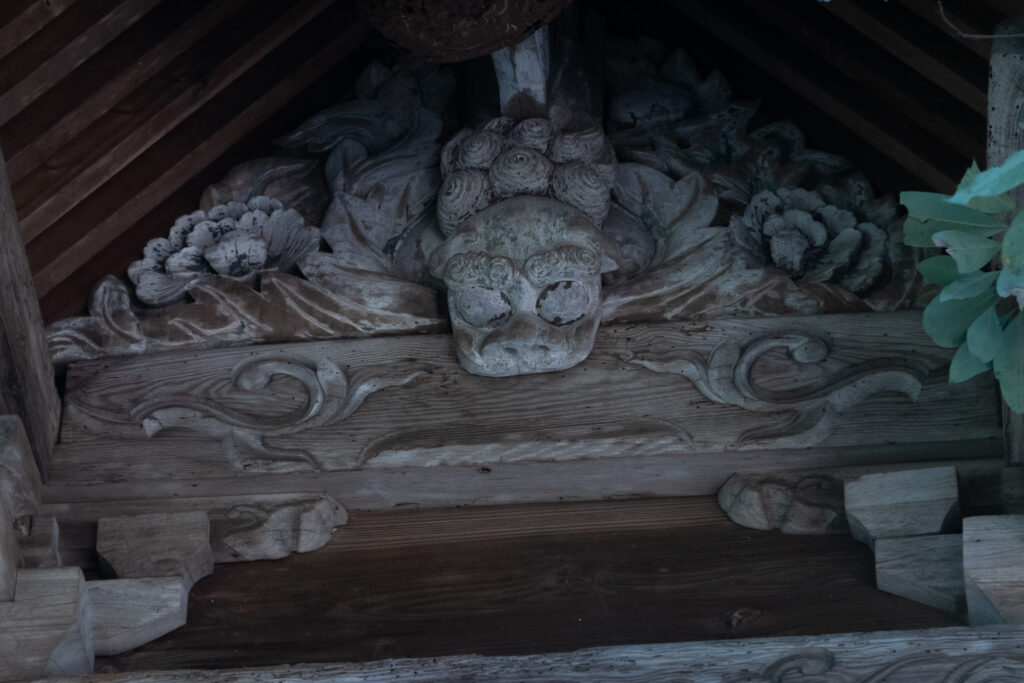 豊津神社　本殿　獅子と牡丹