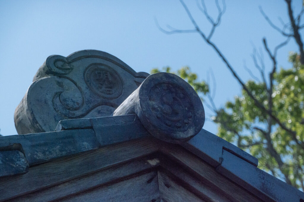 みやこ町　豊前国分寺　三つ巴紋（右・古）