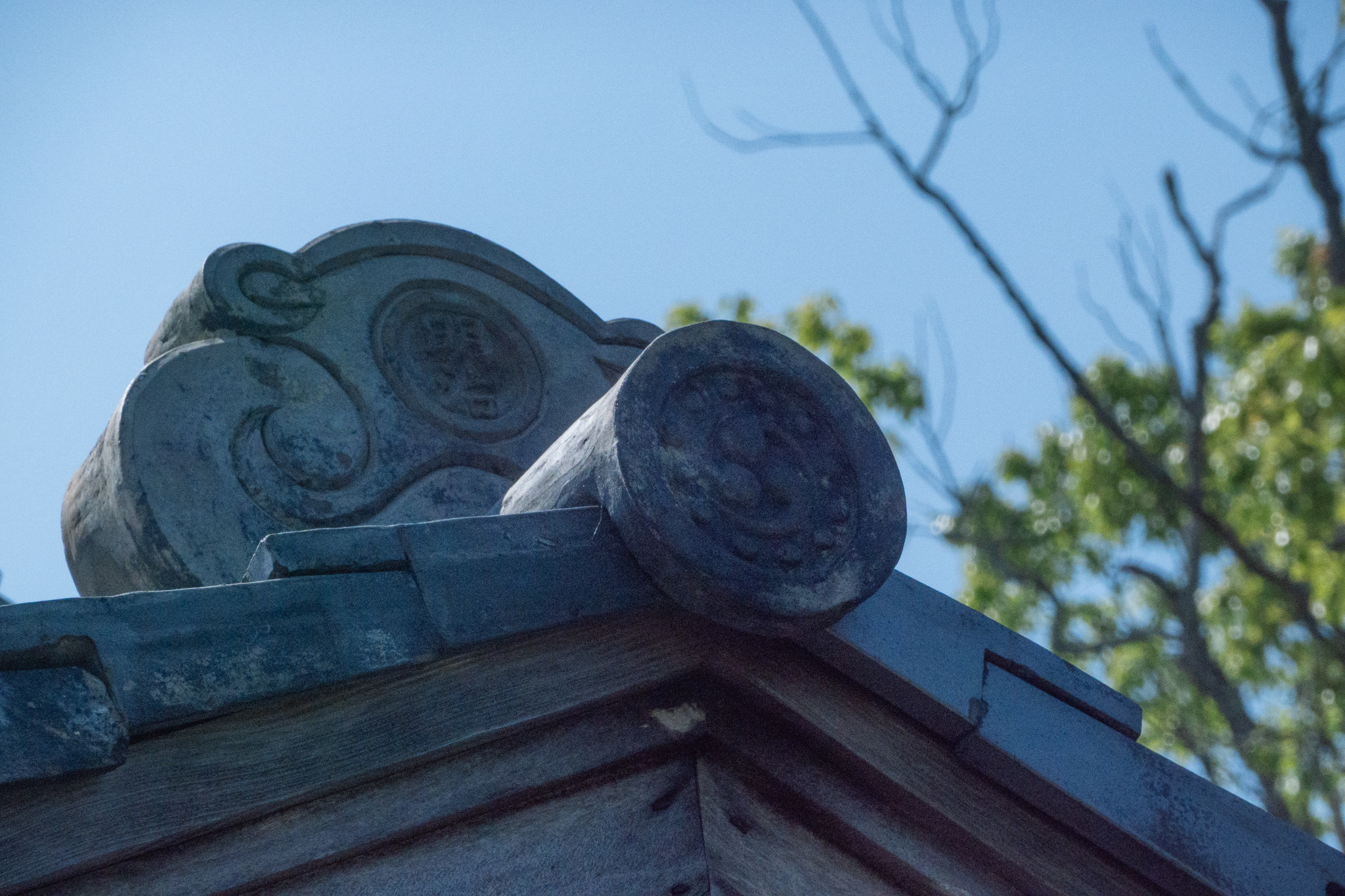 みやこ町　豊前国分寺　三つ巴紋（右・古）