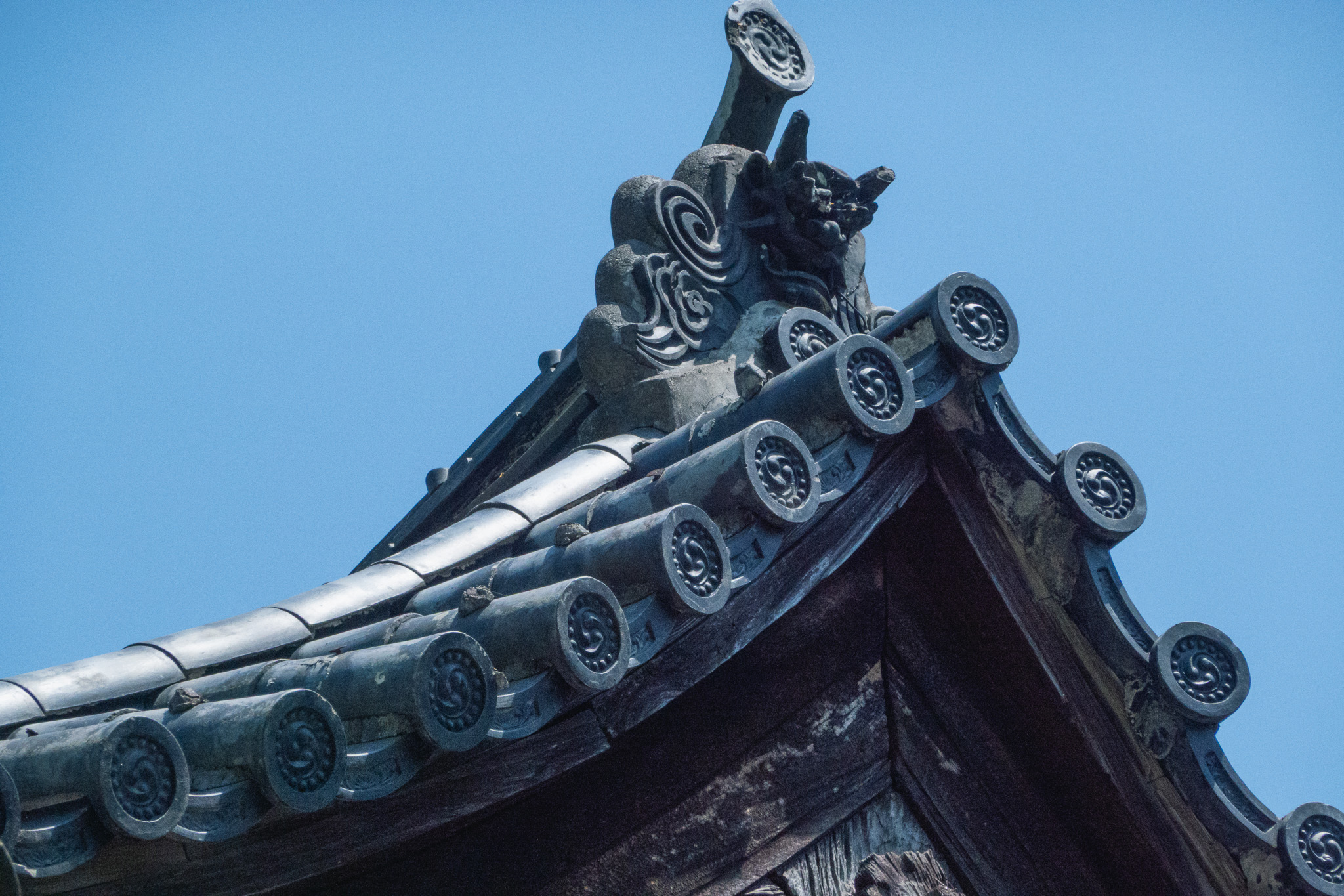 日田市　大原八幡宮の鬼瓦と三つ巴紋