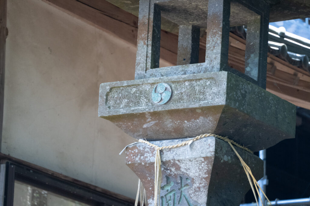 【現地確認】中津市三光臼杵/斧立八幡神社で右三つ巴紋を確認